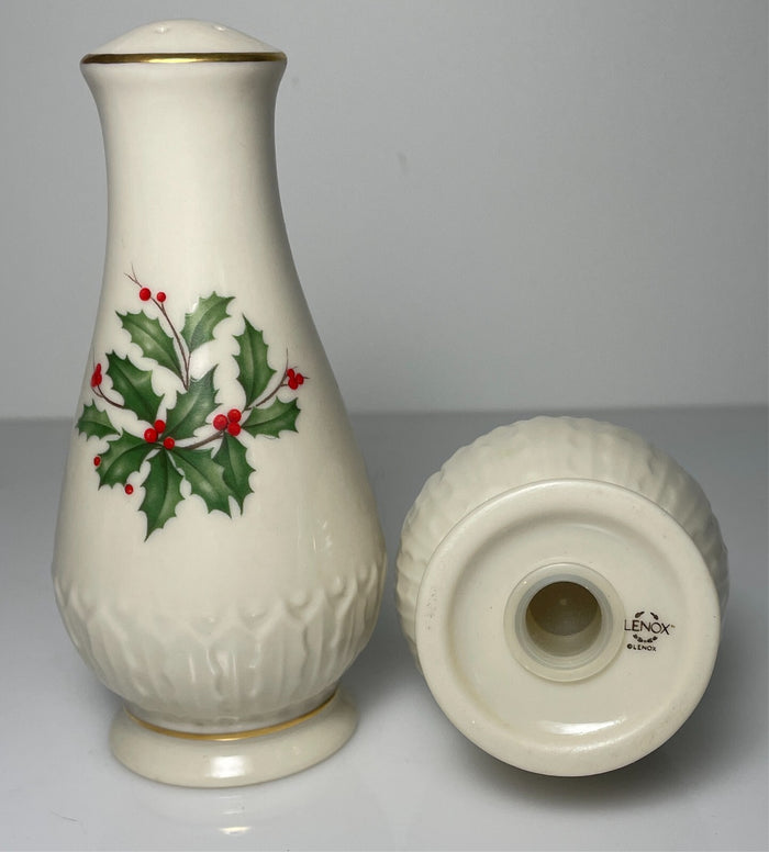 Lenox Holiday Sculpted Salt and Pepper Set 4 1/2"1