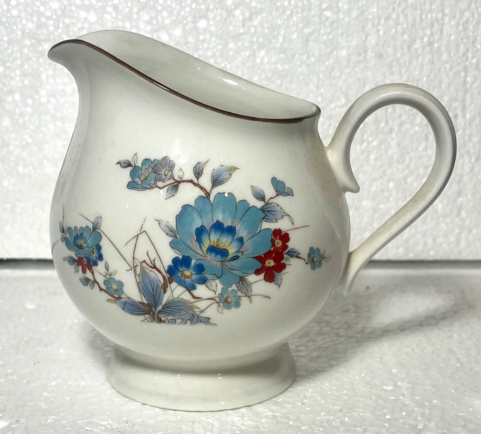 Noritake Bleufleur Creamer 3 7/8" 10 Ounce0