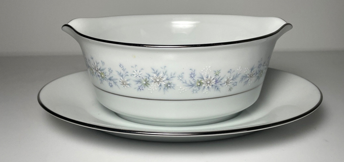 Noritake Marywood Gravy Boat with Attached Underplate0