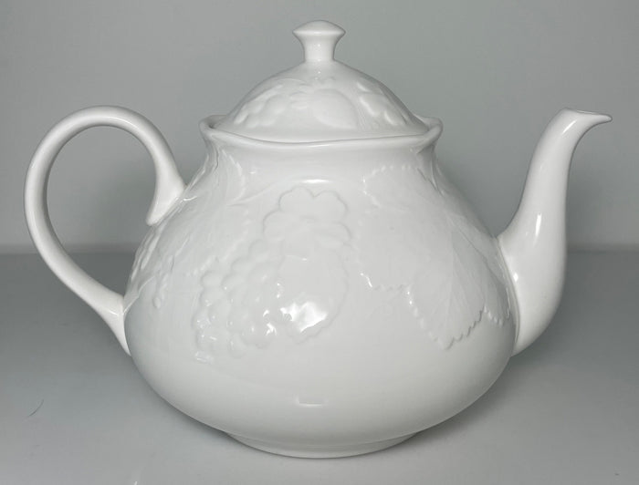 Wedgwood Strawberry and Vine Teapot and Lid 6 1/2" 5 Cup0
