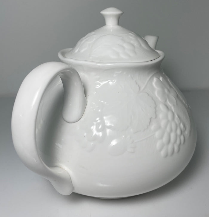 Wedgwood Strawberry and Vine Teapot and Lid 6 1/2" 5 Cup1