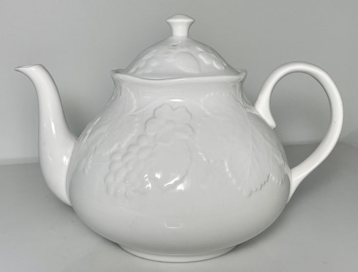 Wedgwood Strawberry and Vine Teapot and Lid 6 1/2" 5 Cup2