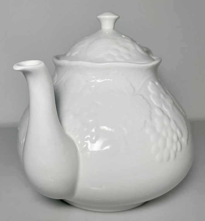 Wedgwood Strawberry and Vine Teapot and Lid 6 1/2" 5 Cup3