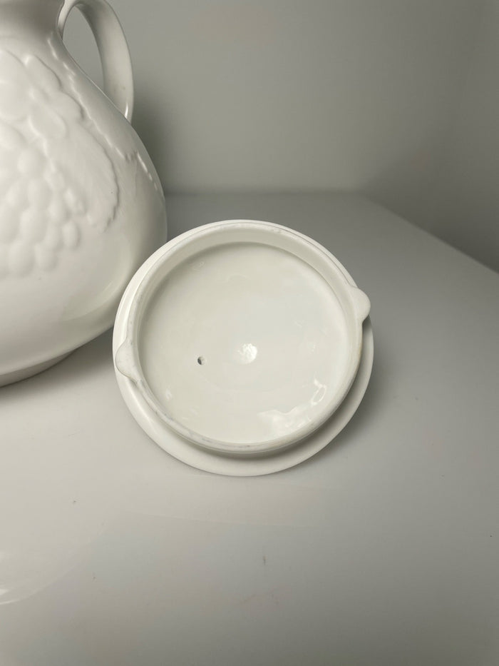 Wedgwood Strawberry and Vine Teapot and Lid 6 1/2" 5 Cup4