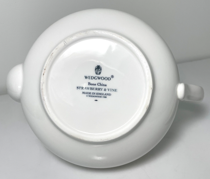 Wedgwood Strawberry and Vine Teapot and Lid 6 1/2" 5 Cup5